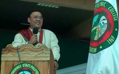 <p><strong>HERITAGE.</strong> Presidential Spokesperson Harry Roque tells the 660 graduates of Mountain Province State Polytechnic College (MPSPC) the value of preserving and taking pride in their ethnicity, as well as what heritage stands for. Roque was the guest speaker at the 47th commencement exercises of the school in the capital town of Bontoc on Tuesday (May 29, 2018). <em>(Photo by Liza T. Agoot)</em></p>